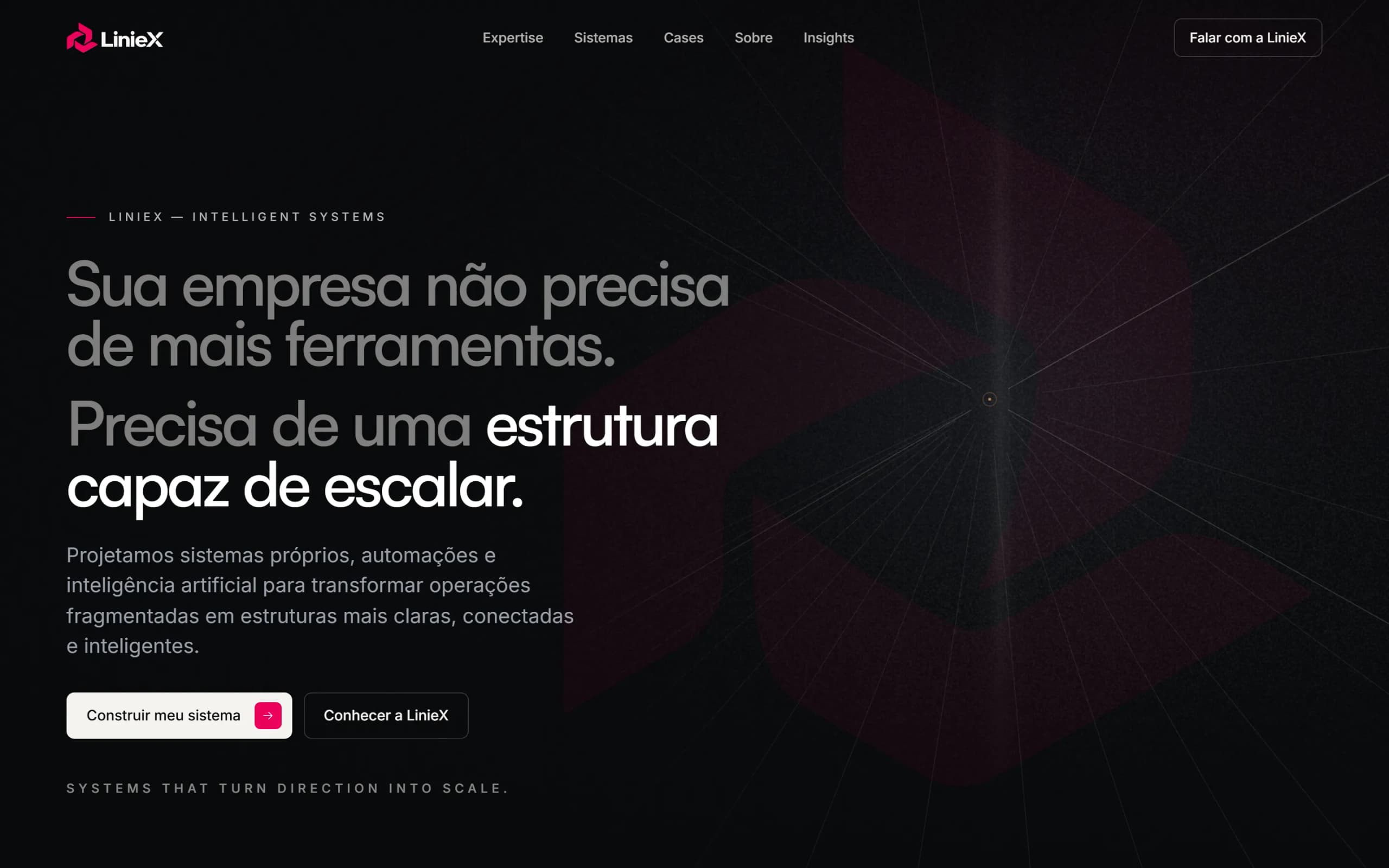 Primeira dobra do site da LinieX no desktop: título “Sua empresa não precisa de mais ferramentas. Precisa de uma estrutura capaz de escalar.”, botões “Construir meu sistema” e “Conhecer a LinieX” e linhas finas convergindo para um ponto focal à direita, sobre o símbolo da marca em marca d’água.