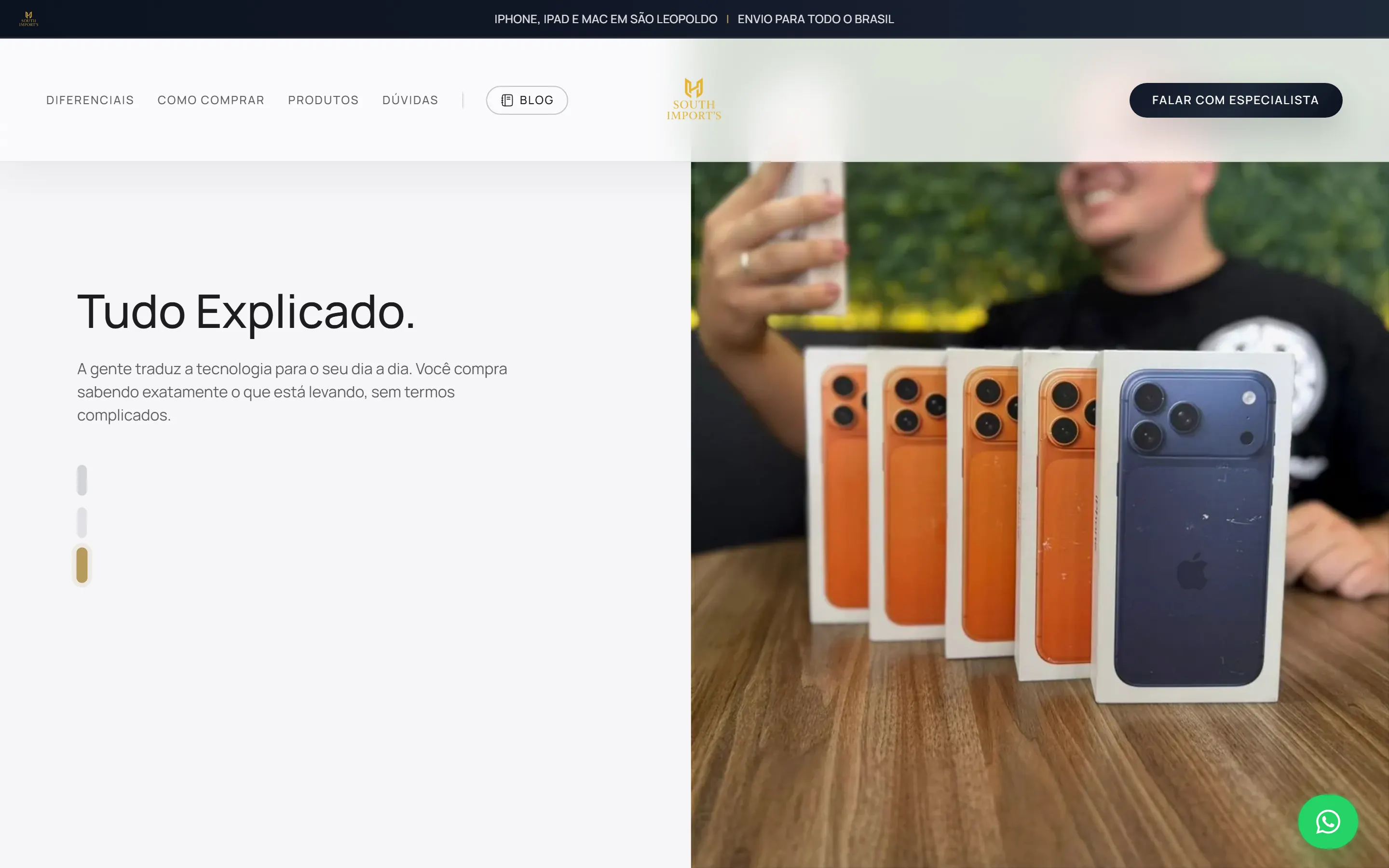 Seção de rolagem "Tudo Explicado": à esquerda o título e o texto, à direita a foto de um atendente segurando caixas de iPhone lacradas, com os três indicadores de passo à esquerda.